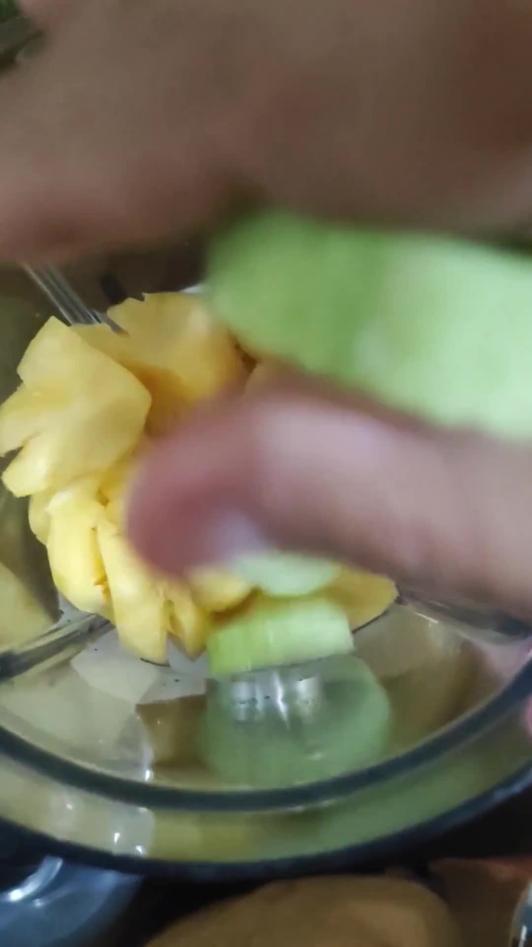 Foto langkah ke 2 dari resep Green Smoothie (Lettuce, Timun, Nanas).