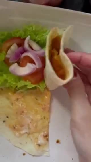 Gambar langkah 6 resipi Simple chicken tortilla wraps.