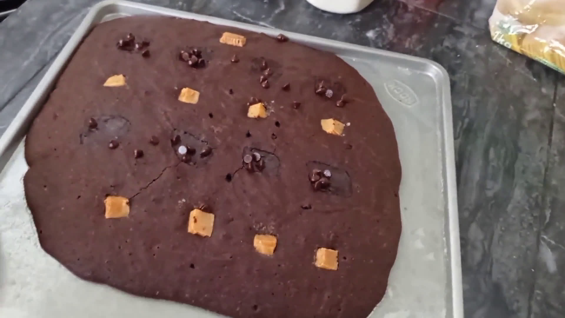 Foto langkah ke 5 dari resep Fudgy brownies shiny crust.