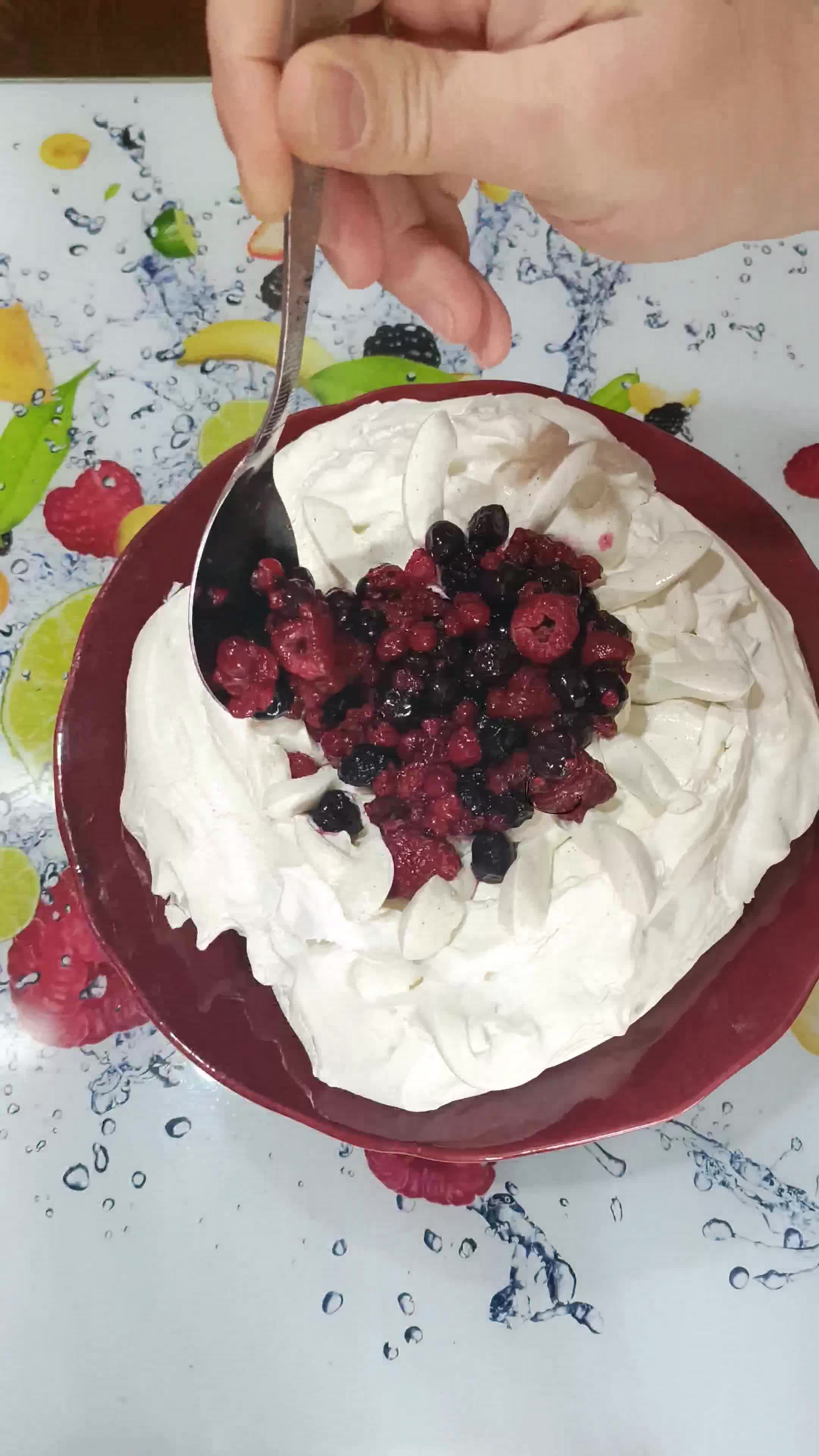 Une image de l'étape 11 de 🍓Pavlova Fraise et chantilly coco vanille.