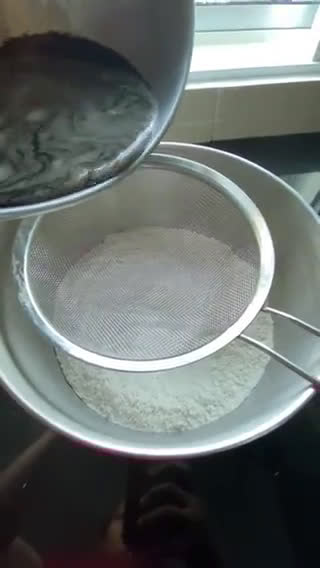 Gambar langkah 2 resipi Apam Kampung.
