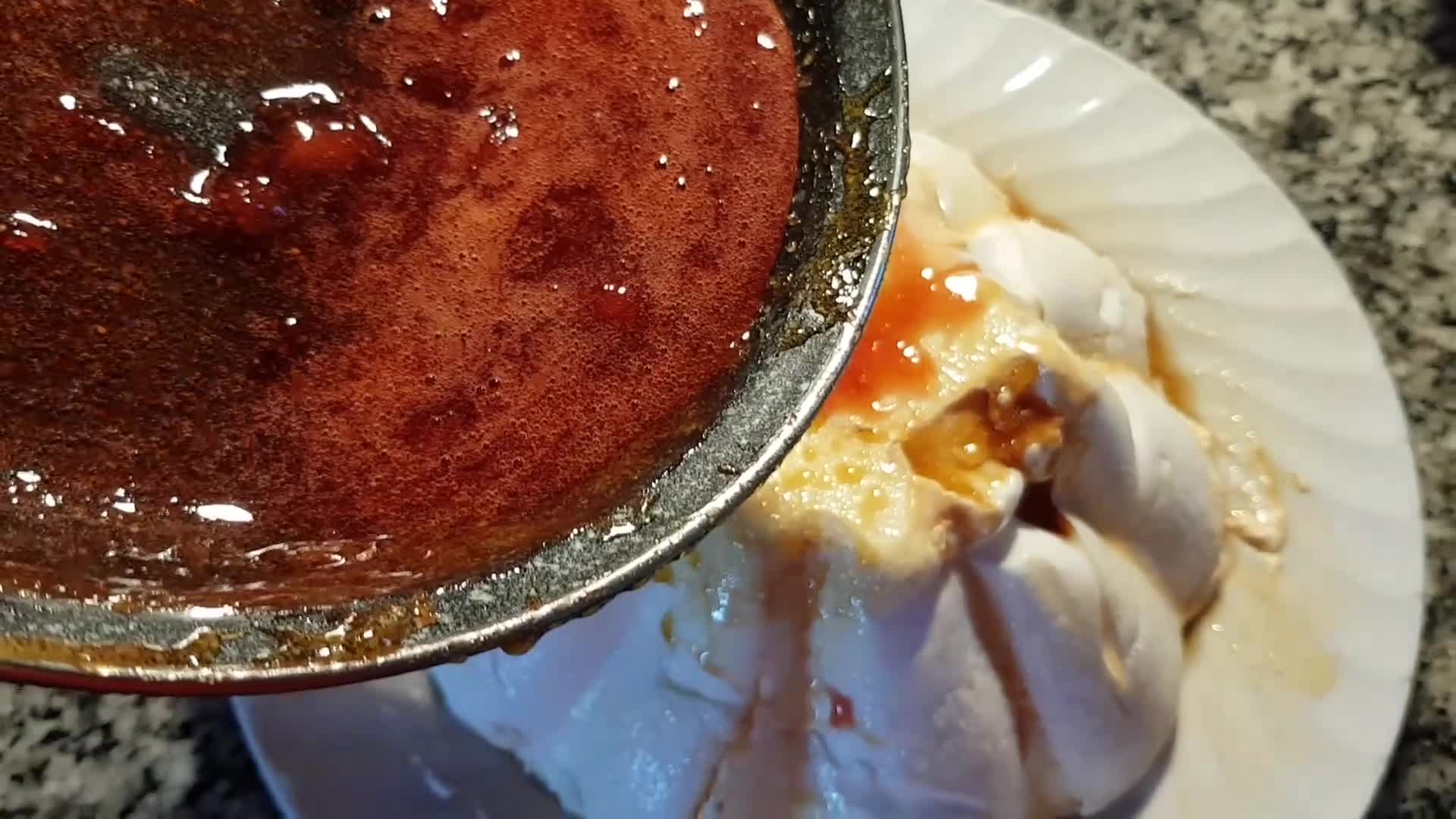 Foto del paso 5 de la receta: Isla flotante en microondas con salsa de frutillas 🍓🤤
