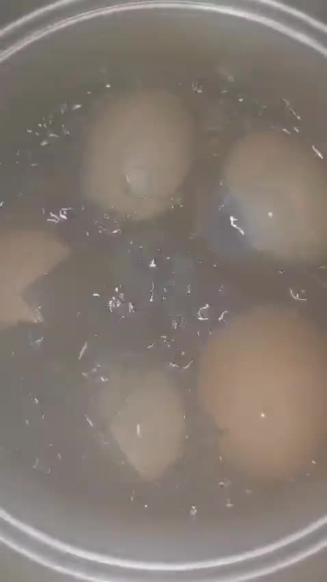 Foto langkah ke 3 dari resep Telur Batik Bunga Telang.