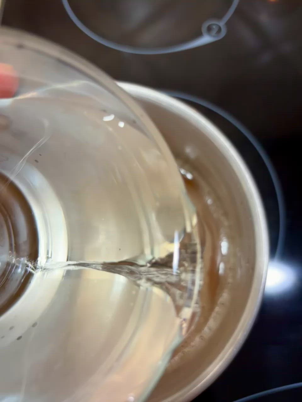Foto del paso 4 de la receta Vasitos de Gelatina sabor Maracuyá con Uvas 🍇