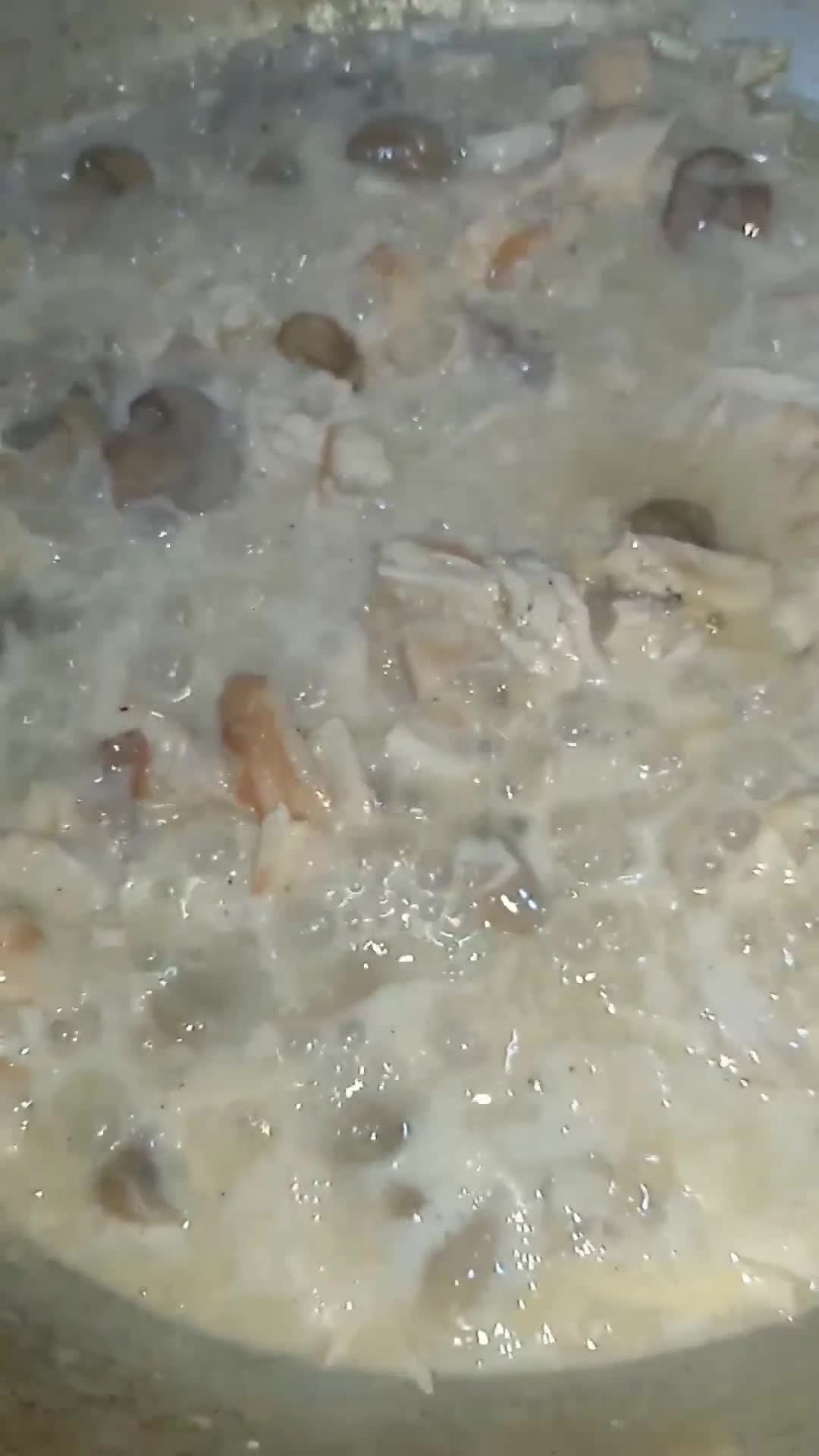 Une image de l'étape 3 de Poulet crémeux aux champignons de Paris et au riz basmati.