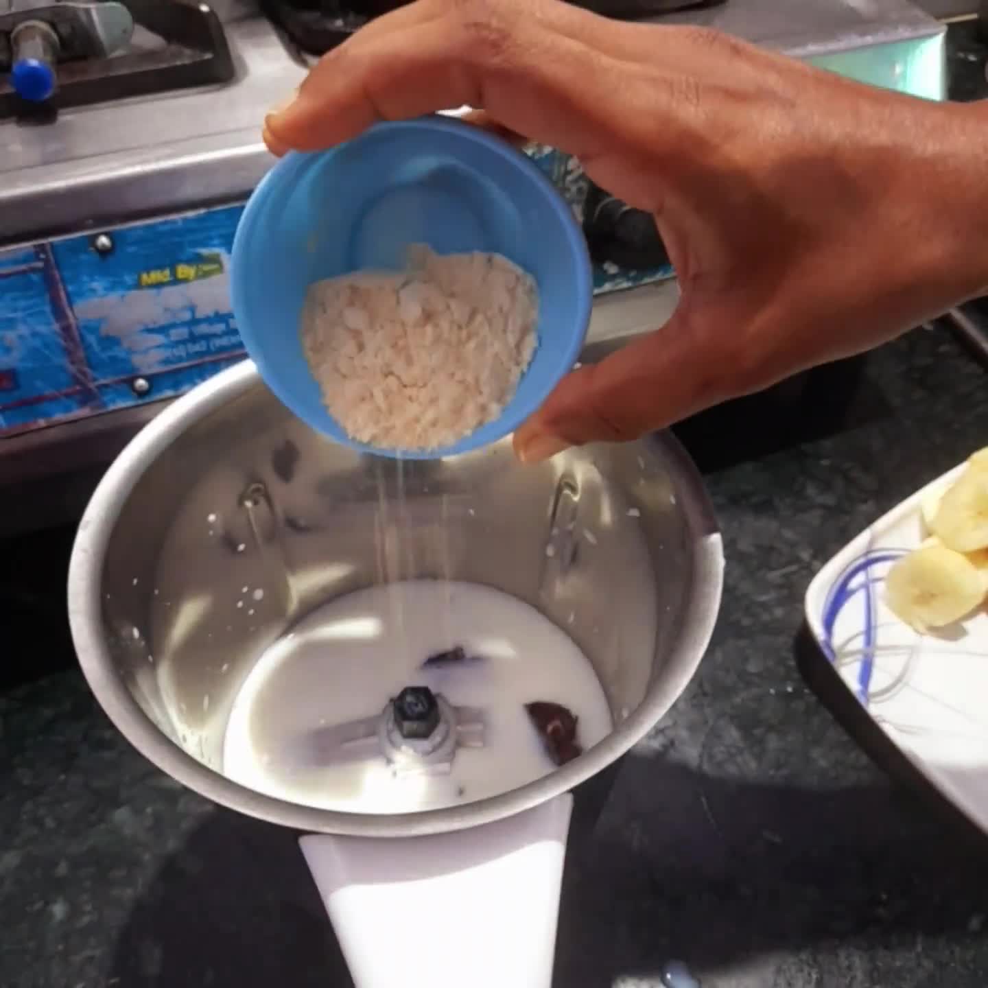 बनाना सत्तू मिल्क शेक रेसिपी चरण 2 फोटो