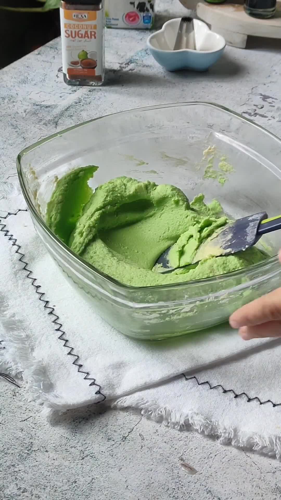 Gambar langkah 6 resipi Pandan Coconut Sugar Cookies.