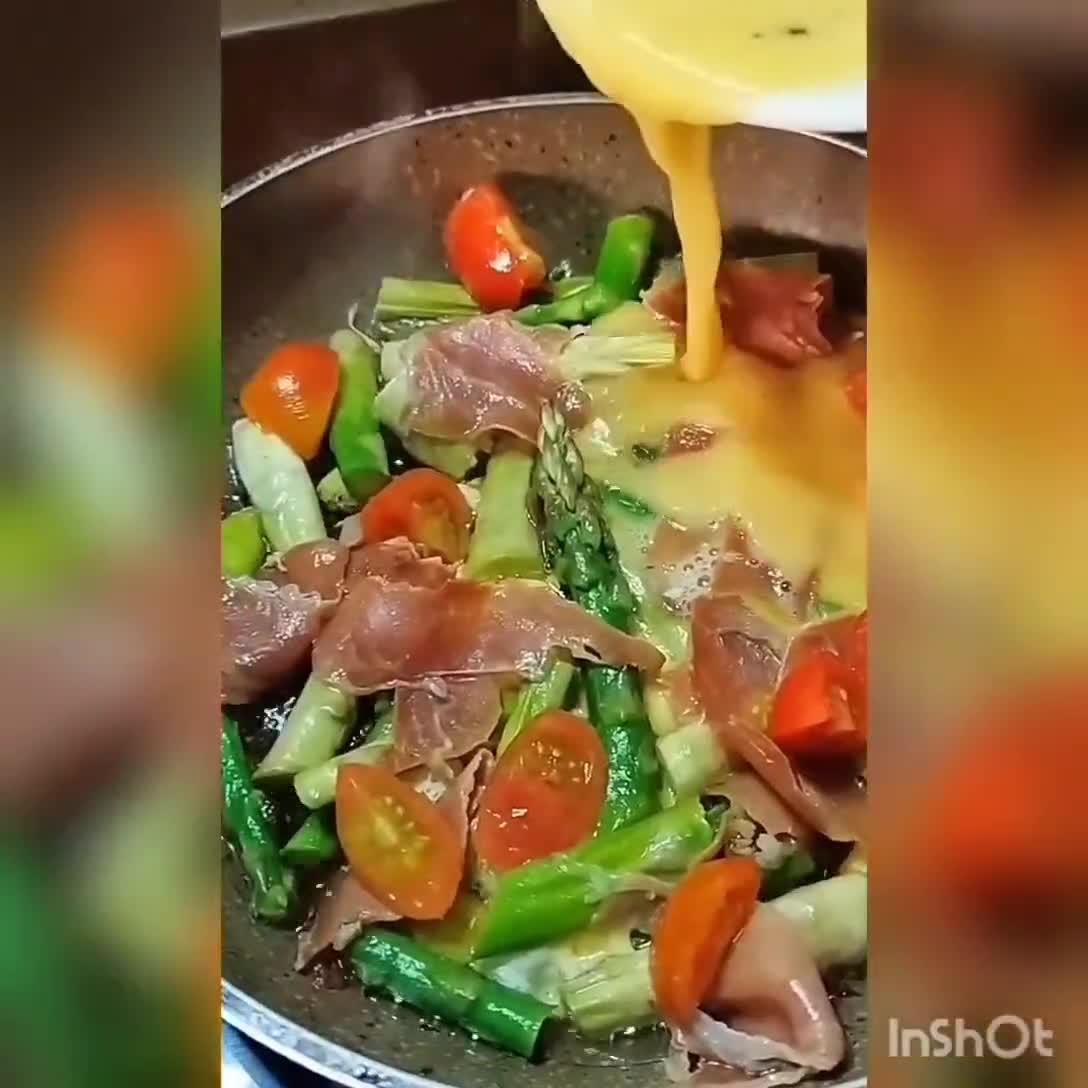 Foto del paso 2 de la receta: Frittata con espárragos, jamón serrano y tomates cherry