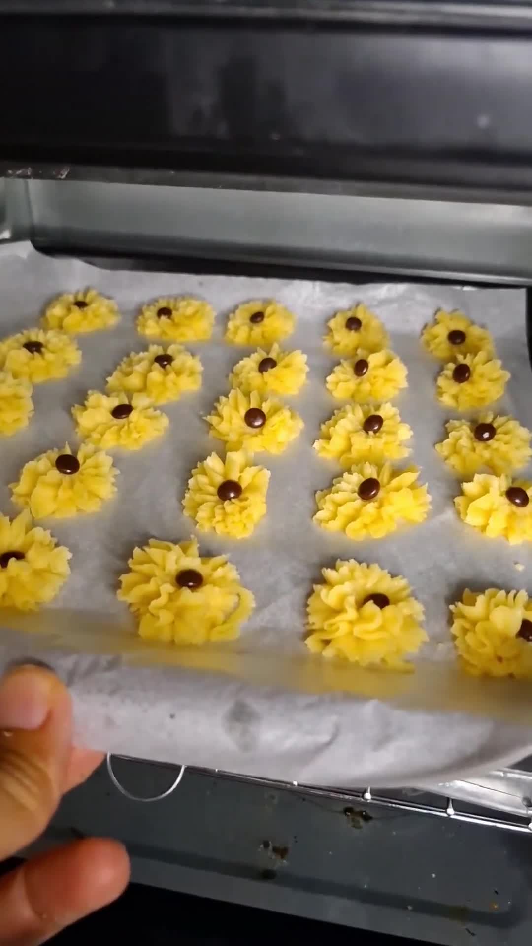 Foto langkah ke 5 dari resep Kue semprit jadul.