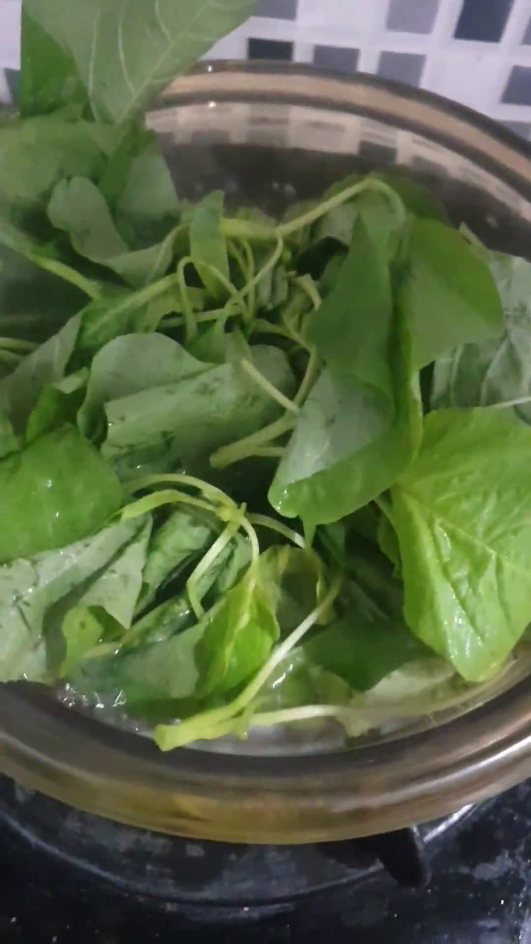 Foto langkah ke 1 dari resep Bayam Rebus Berbumbu.