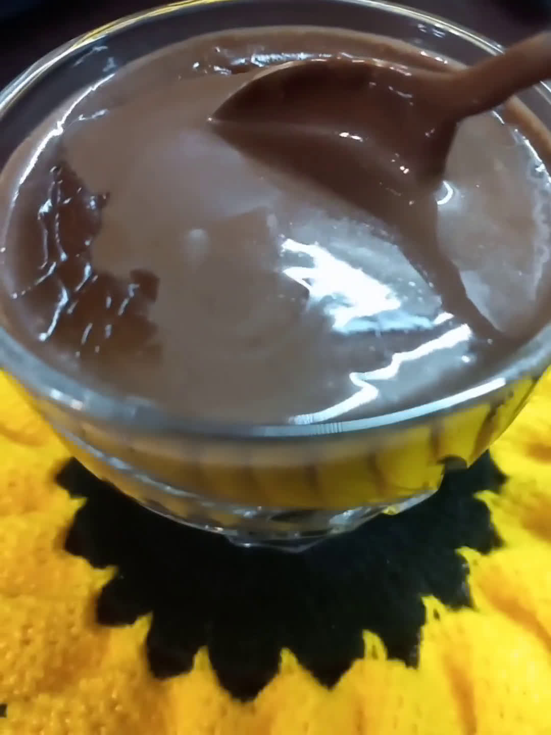 عکس مرحله 1 از دستور هات چاکلت کافی شاپی