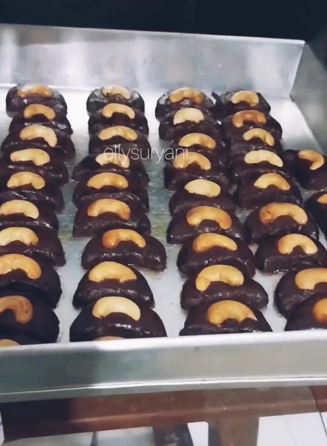 Foto langkah ke 9 dari resep Kue Coklat Mete Kriuk Yummy.