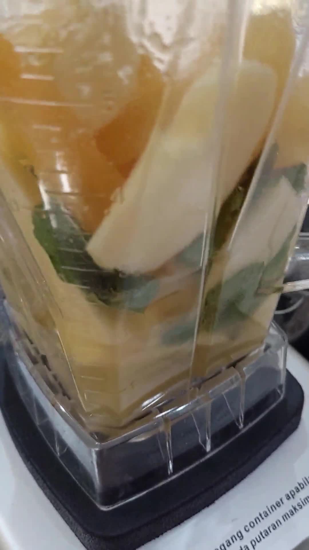 Foto langkah ke 2 dari resep Smoothie Belimbing, Apel, daun Mint (509).