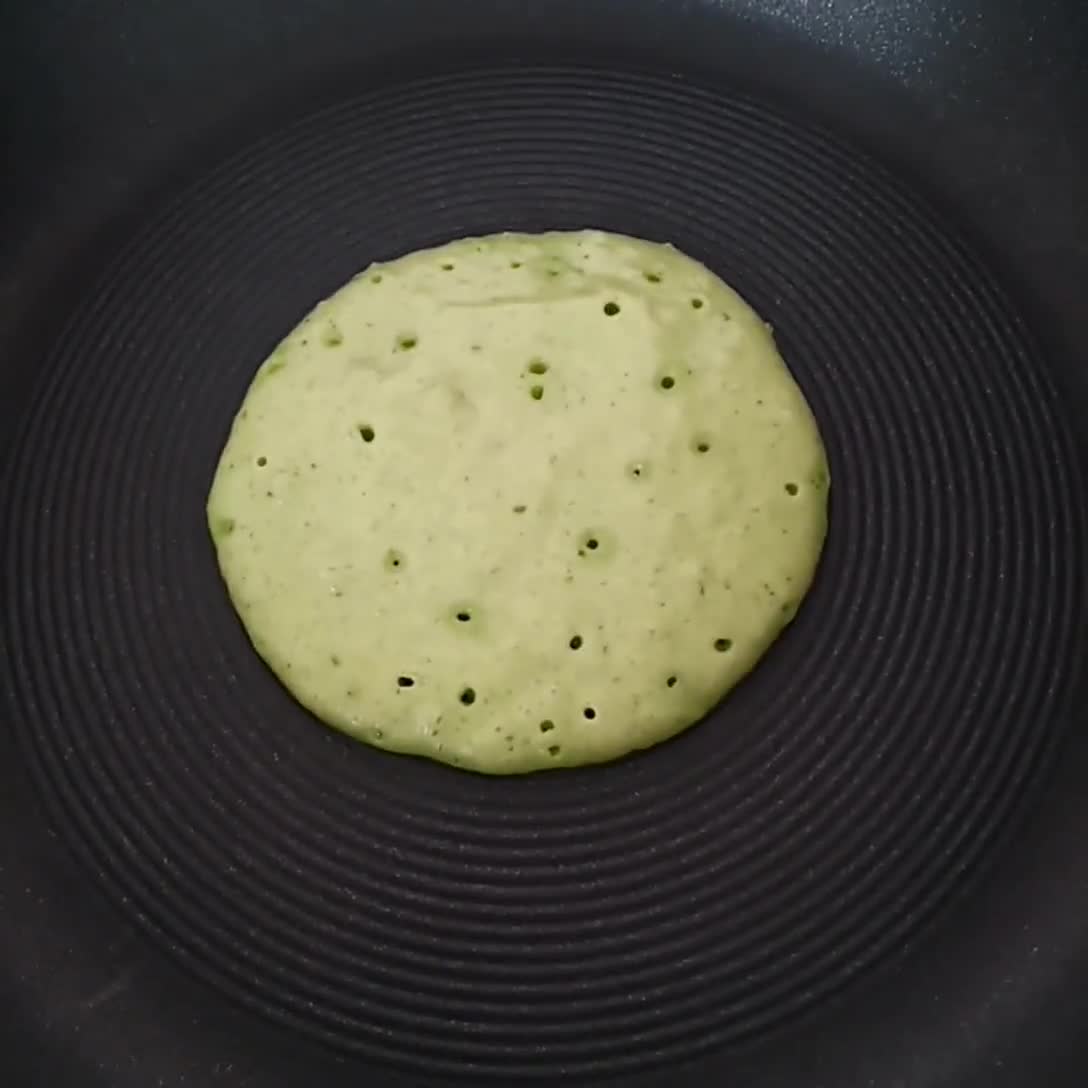 Foto langkah ke 4 dari resep Pancake Nasi Gulung Isi Cokelat Keju.
