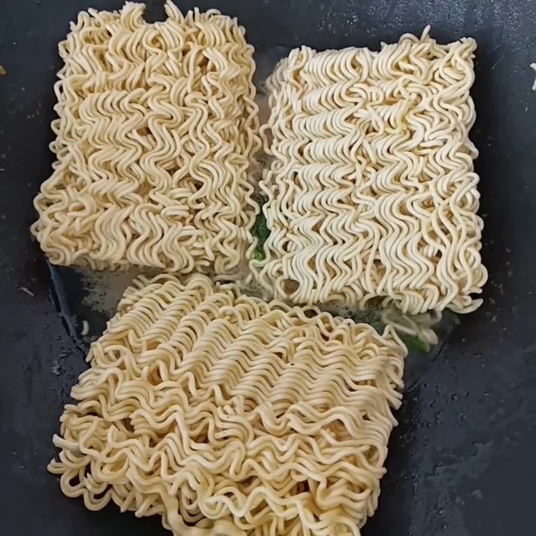 Foto langkah ke 3 dari resep Bakmi Goreng Bumbu Dasar Putih.
