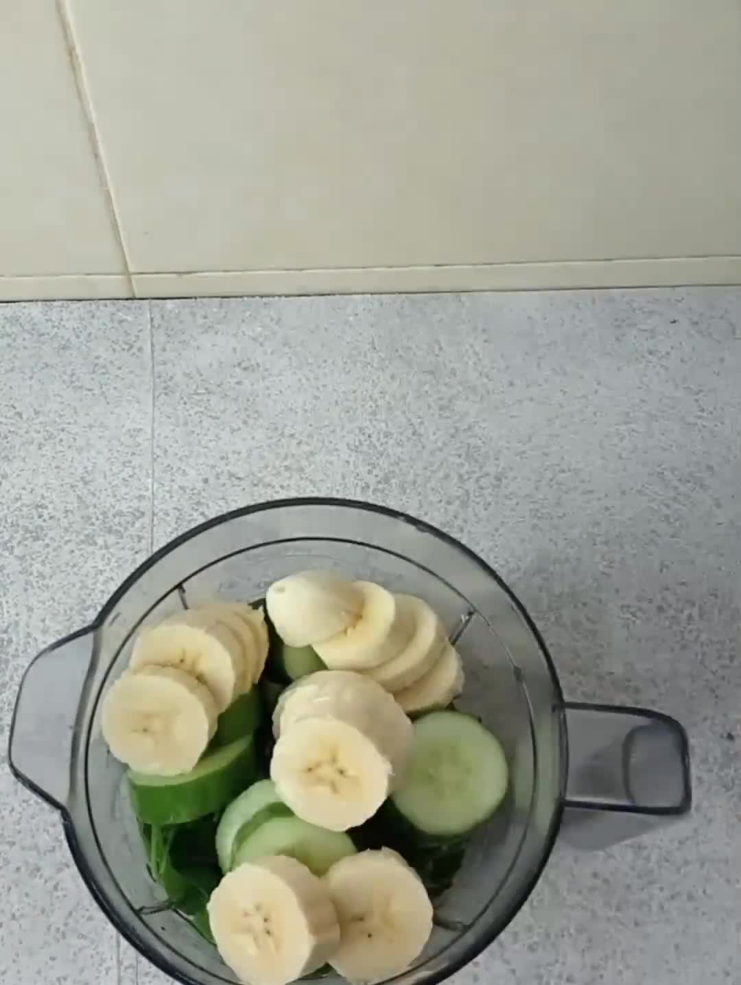 Foto langkah ke 3 dari resep Green smoothies mangga, banana, dan sayur.