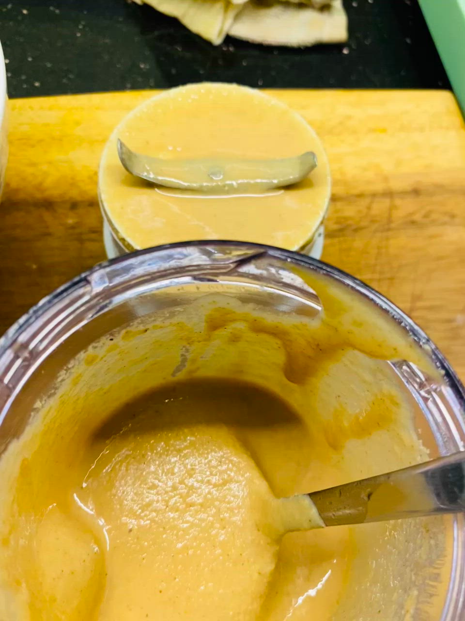 Hình bước làm 3 của món Vào bếp cùng con: tahini (sốt mè dầu ô liu) và hummus bằng đậu đỏ - món chay siêu ngon, dễ làm