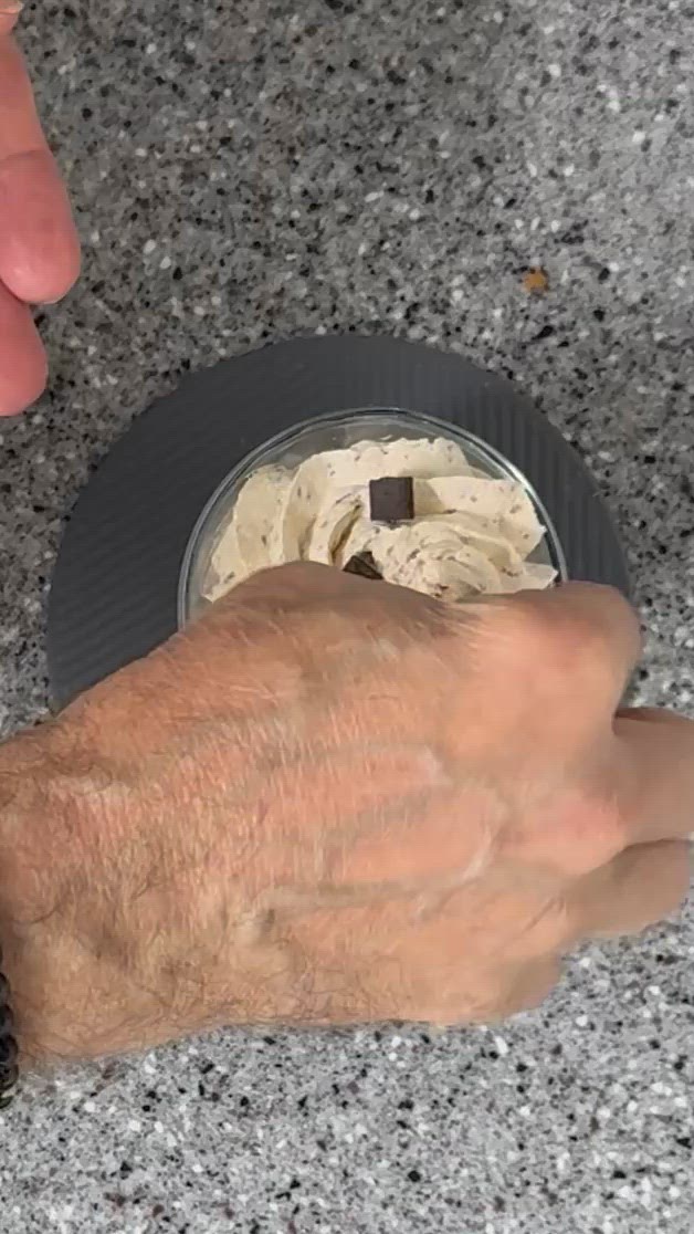 Foto del passaggio 5 della ricetta Mousse al Dulche de Leche e Biscoff