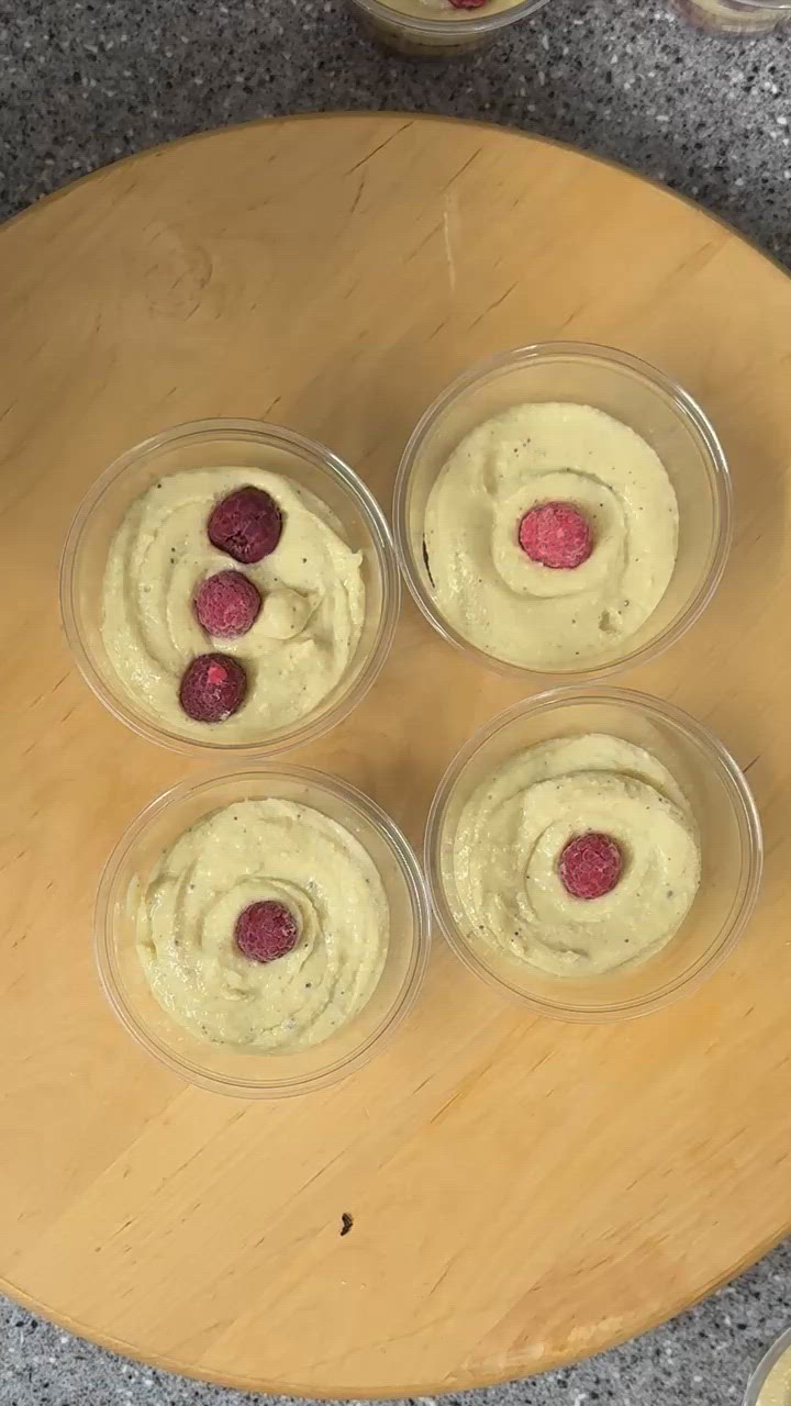 Foto del passaggio 6 della ricetta Tortino allo Yogurt e Lamponi con Crema Inglese al Latte Condensato