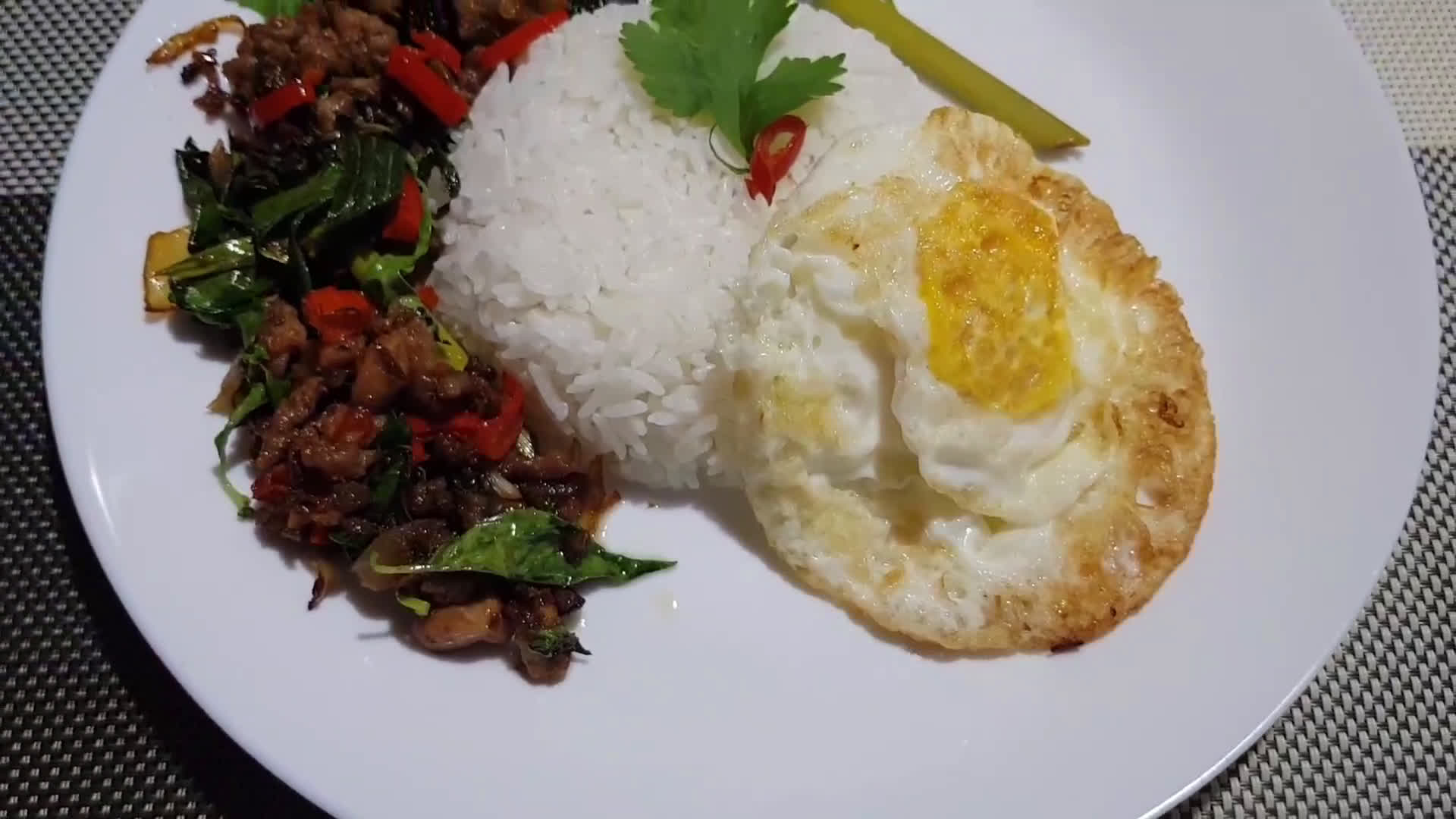 Foto langkah ke 6 dari resep Pad Krapow Gai/ Spicy Thai Basil Chicken 🌶.
