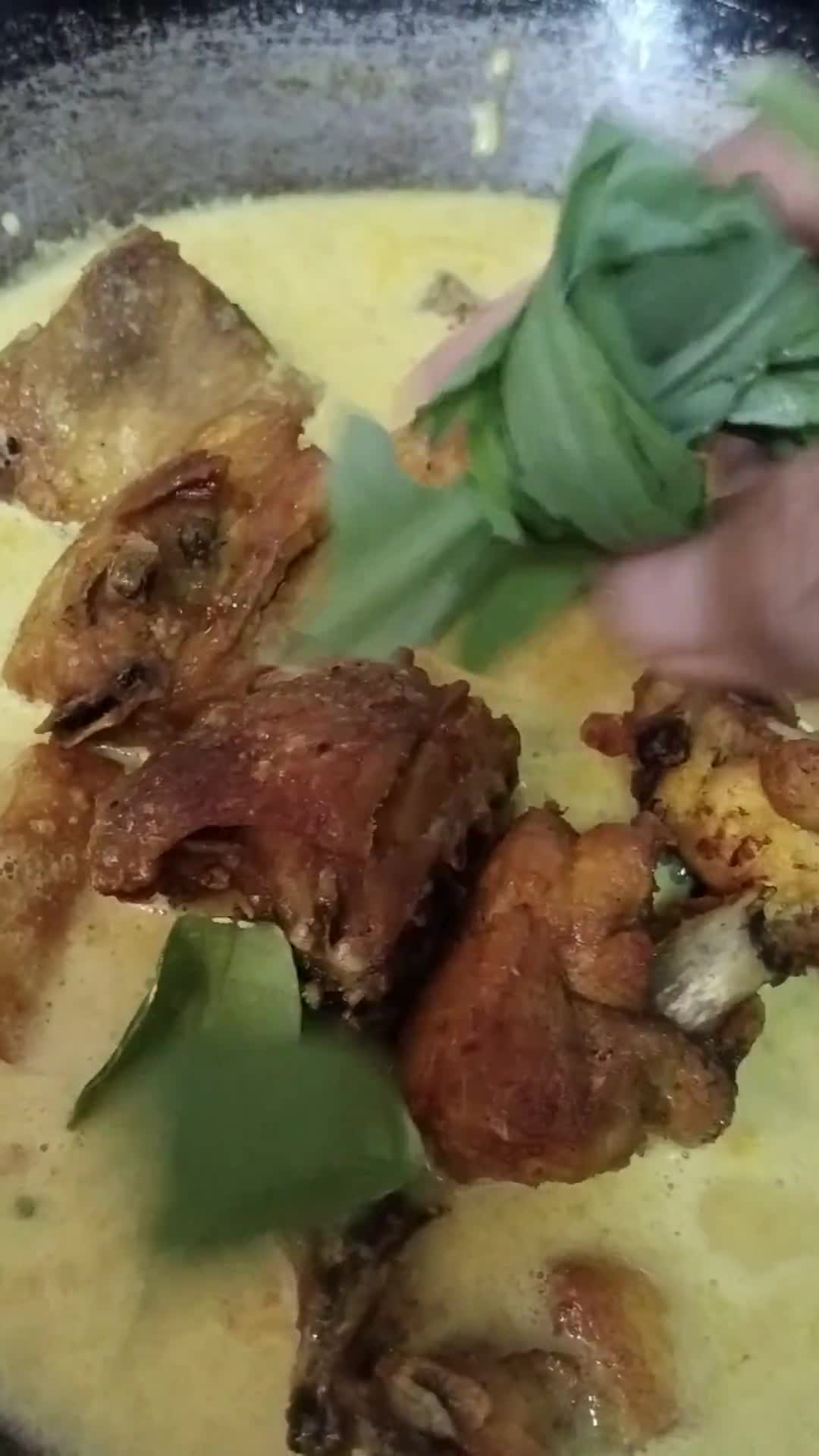 Gambar langkah 3 resipi Masak lemak ayam goreng.