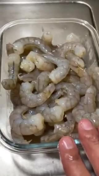 Foto del paso 1 de la receta: Camarones 🍤 marinados con jugo de toronja 🍊 agria con crema servidos con lechuga 🥬 cebolla 🧅 morada