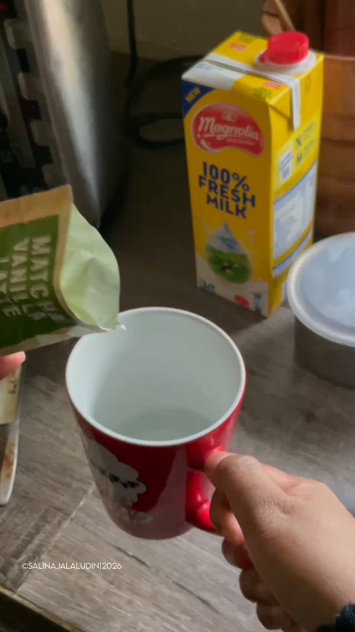 Gambar langkah 2 resipi Matcha Strawberry.