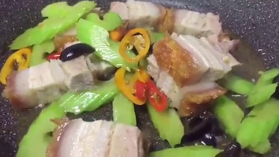 รูปขั้นตอนการทำที่ 2 ของ หมูกรอบ5ห่วง(เซเลอรี่ ชะอม มะกอกดำ พริกแดง พริกเหลือง)