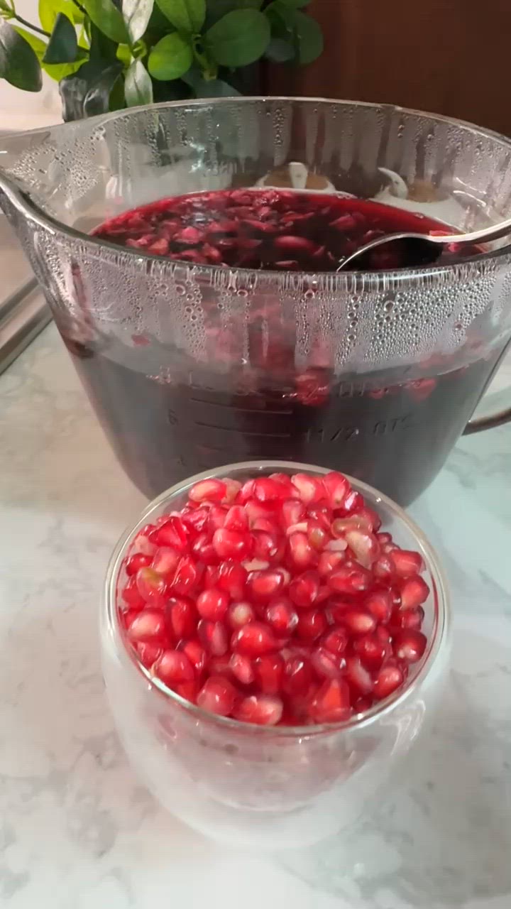 صورة لخطوة 2 من وصفة مشروب الكركديه مع الورد والرمان