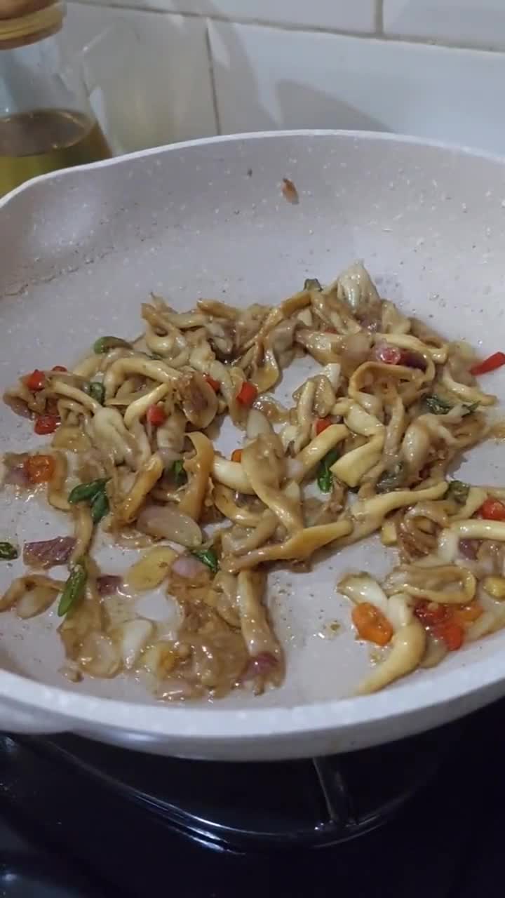 Foto langkah ke 5 dari resep Tumis Jamur Tiram.