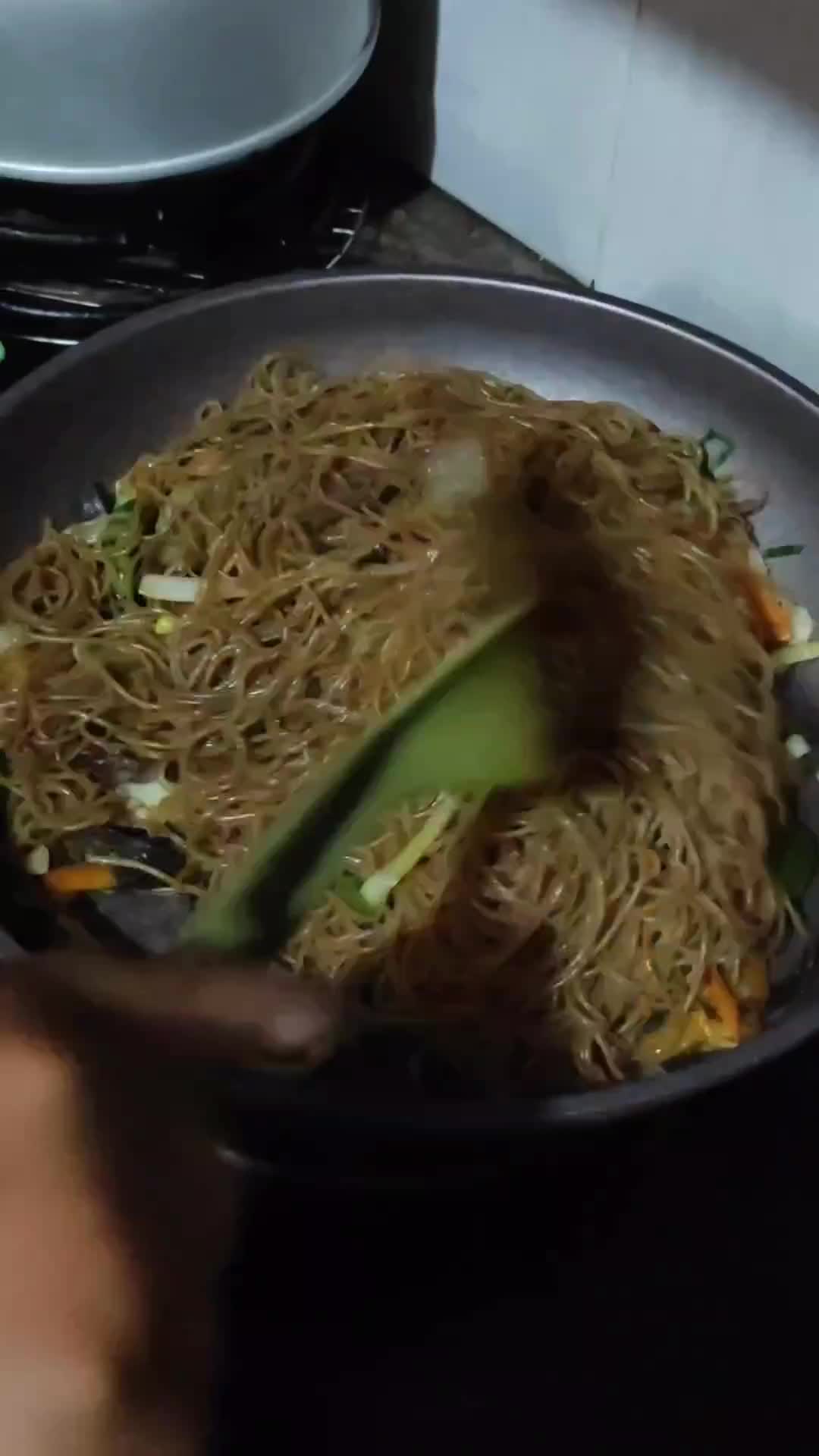 Foto langkah ke 4 dari resep Bihun Goreng Jamur Kuping.