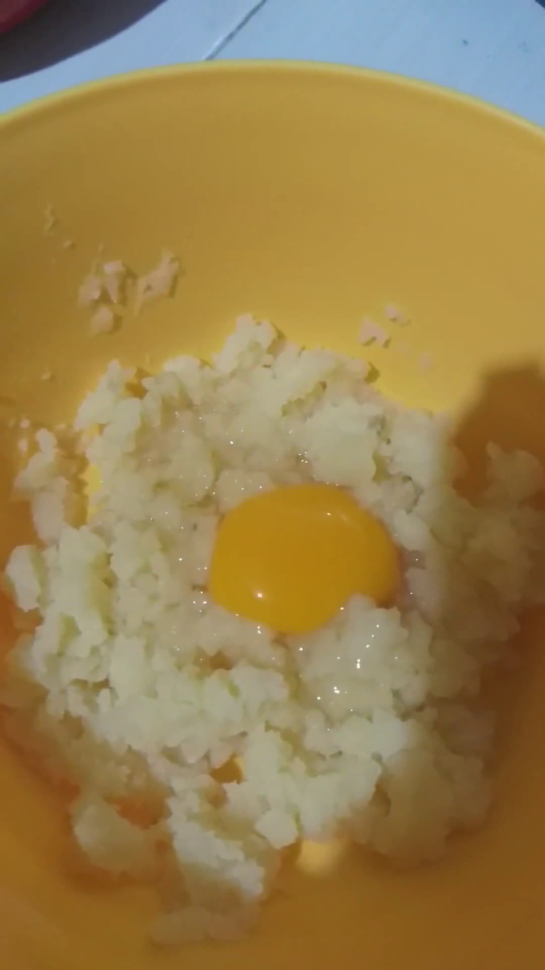 Foto langkah ke 3 dari resep Snack MPASI Tinggi Kalori - Kentang Tomat Kukus.