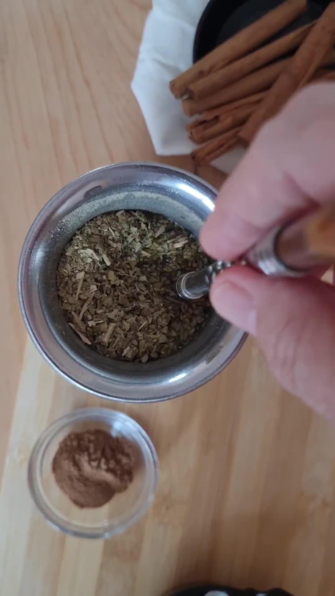 Foto del paso 2 de la receta: Mate "endulzado" con canela🧉🌸