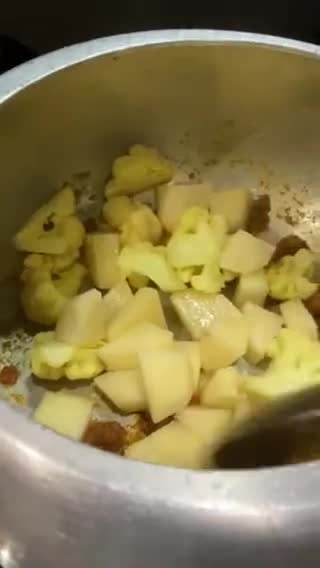 कुकर वाली गोभी (बिना प्याज़ लहसुन) (Cooker wali gobhi recipe in hindi) रेसिपी चरण 5 फोटो
