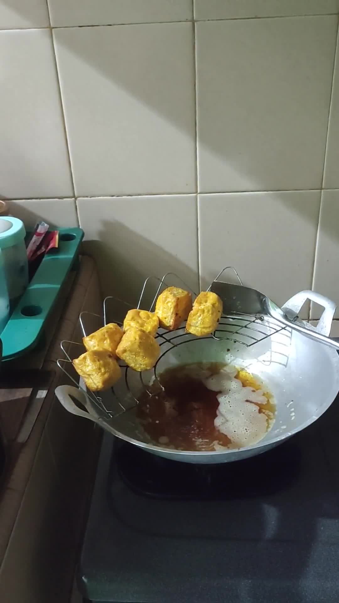 Foto langkah ke 2 dari resep Mie Instant Kecap Daging Asap Lada Bubuk.