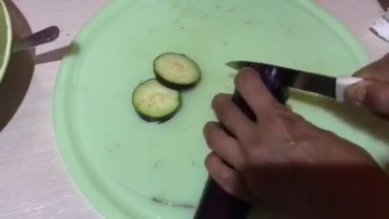 Foto langkah ke 1 dari resep Terong Goreng Isi Ayam.