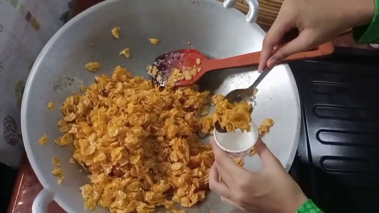 Gambar langkah 6 resipi Cornflakes madu ketagih!.