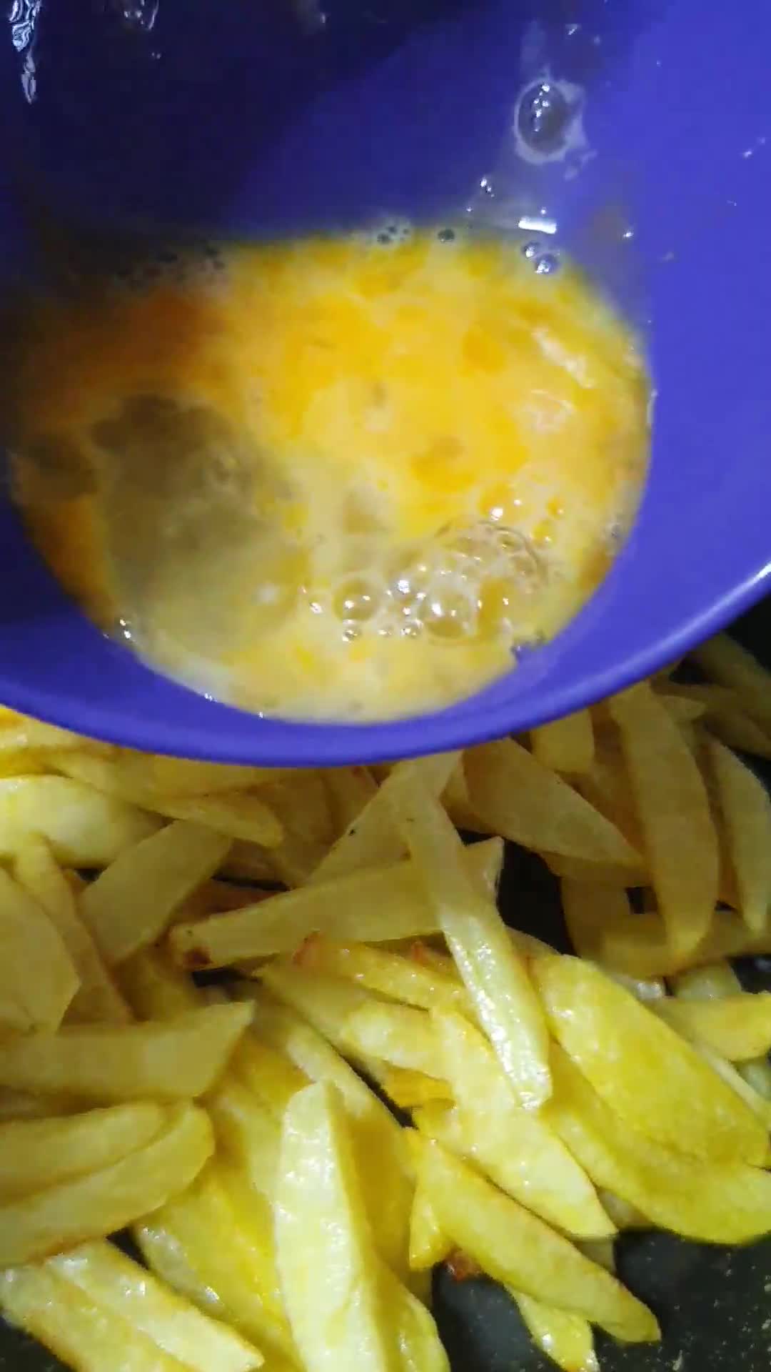 Foto del paso 3 de la receta Huevos rotos con pico de gallo