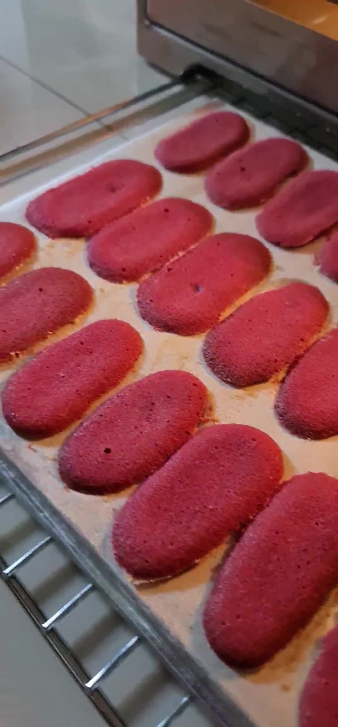 Foto langkah ke 5 dari resep Lidah Kucing Red Velvet.