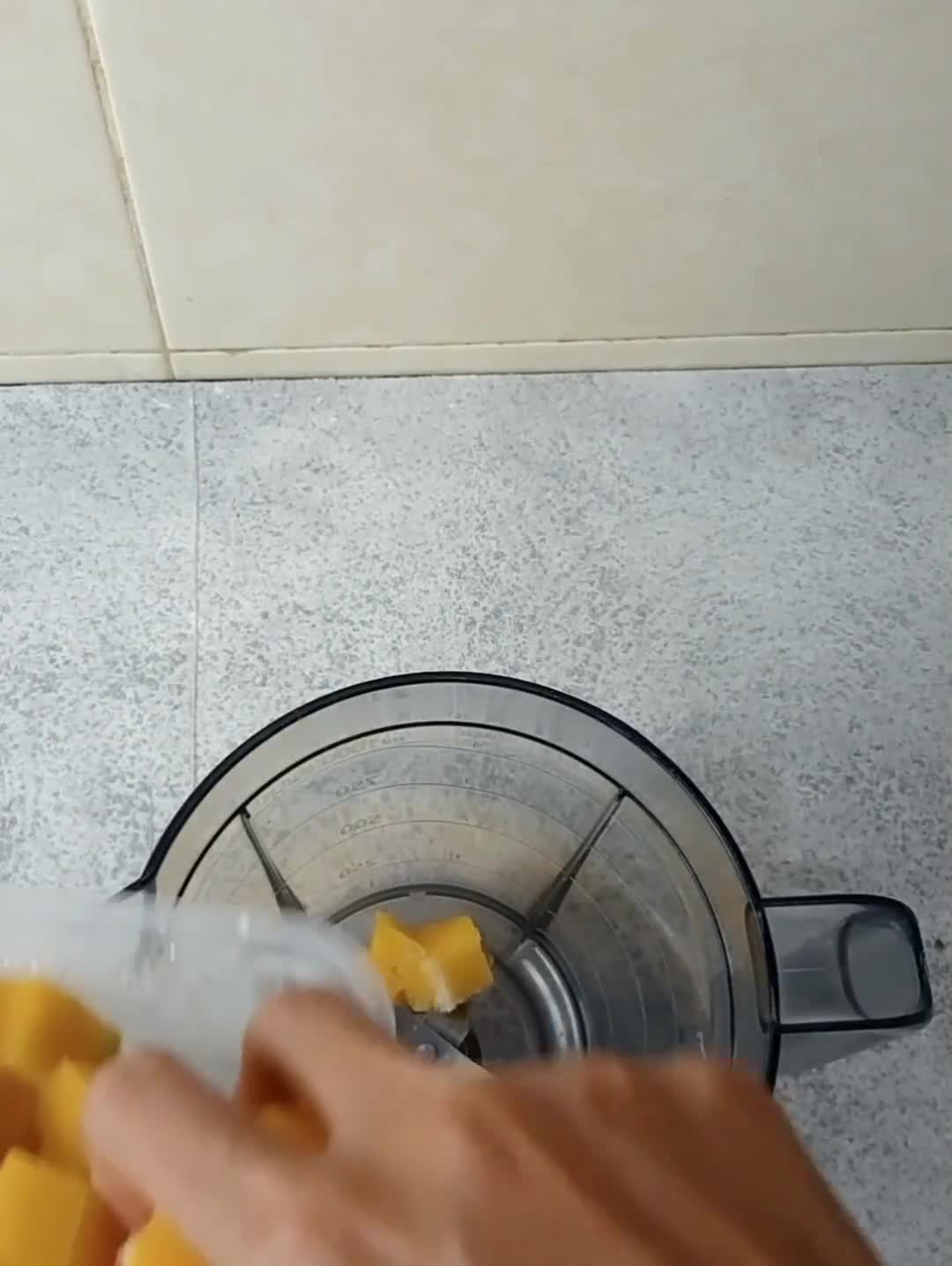 Foto langkah ke 1 dari resep Green smoothies mangga, banana, dan sayur.