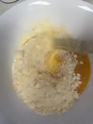 Foto del paso 3 de la receta: Espaguetis con auténtica carbonara italiana ¡sin nata! 🇮🇹