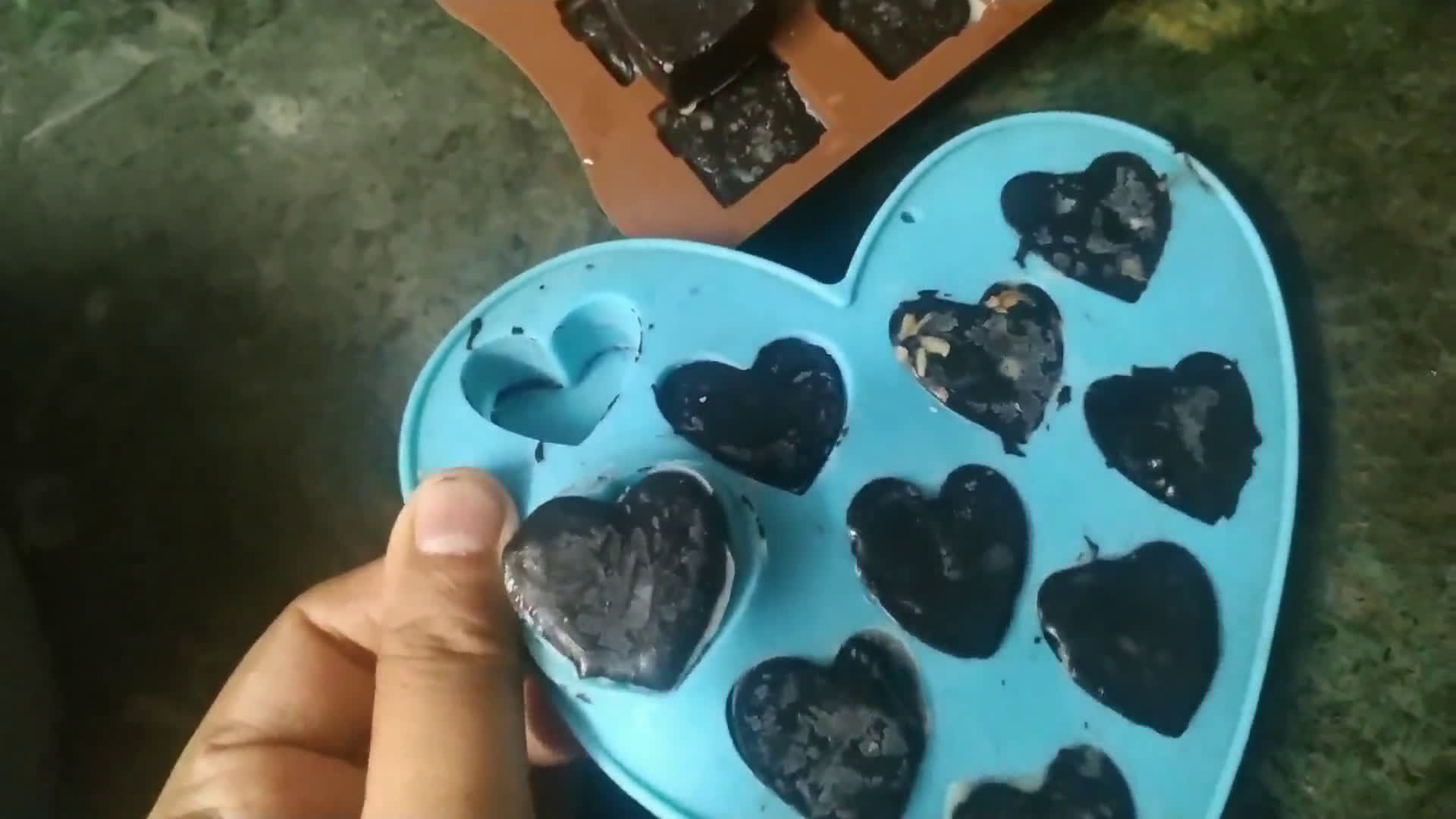 डार्क चॉकलेट विथ वॉलनट (dark chocolate with walnut recip ein marathi) रेसिपी स्टेप 5 फोटो 