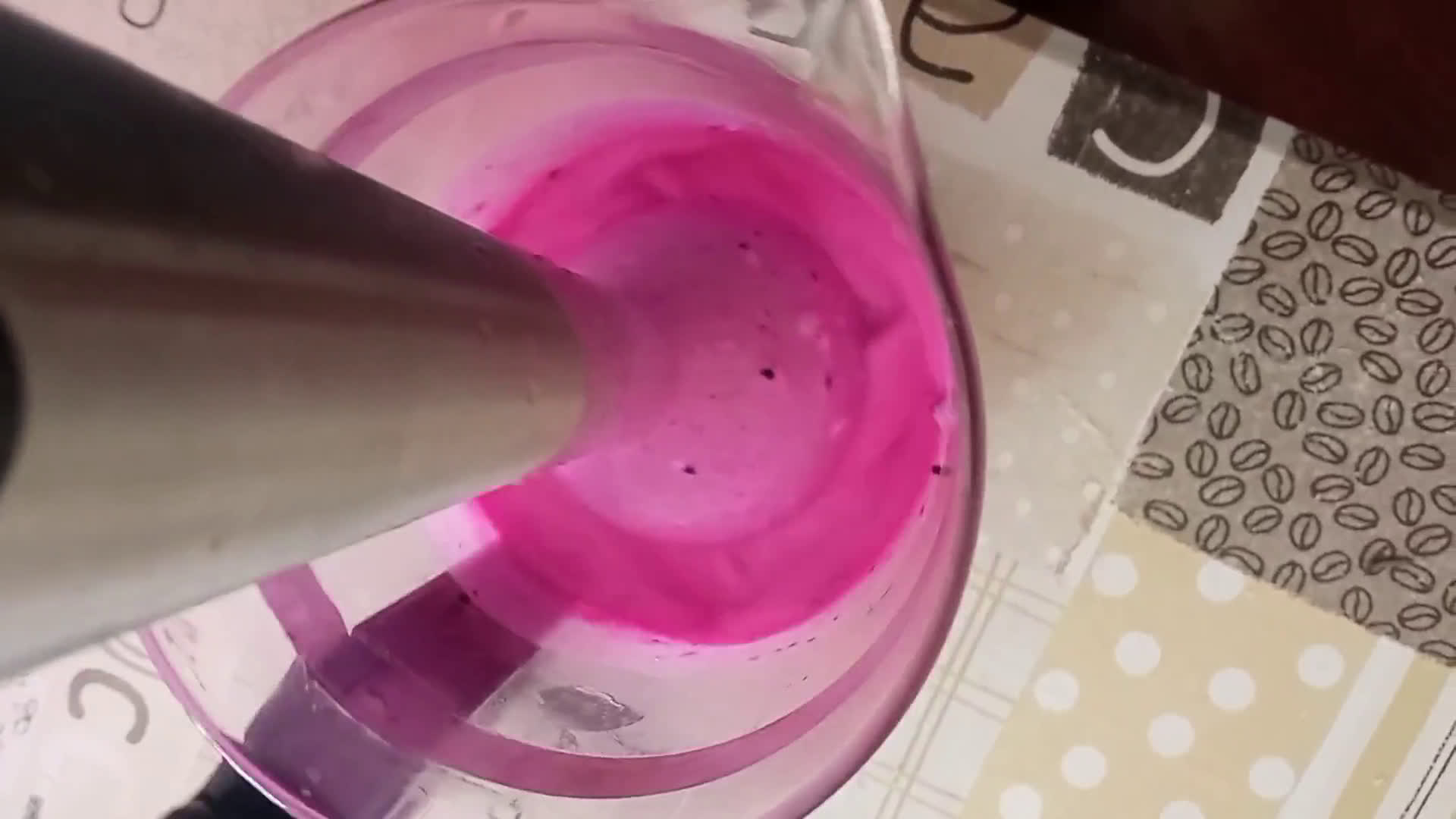 Foto del paso 3 de la receta: Panna cotta de pitaya con Coulis de frutos rojos