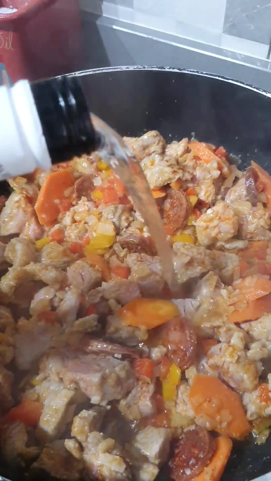 Foto del paso 3 de la receta: Estofado de cerdo con chorizo y guisantes