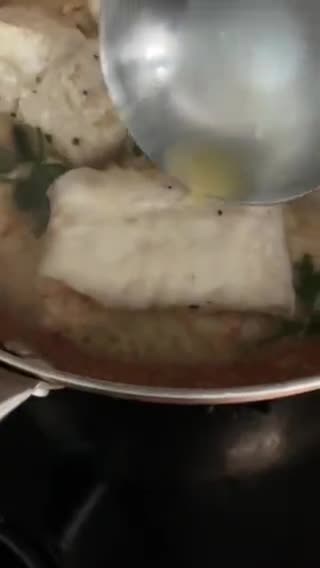 Foto del paso 8 de la receta: Supremas de merluza y gambones, al vino blanco, con ajos y aove