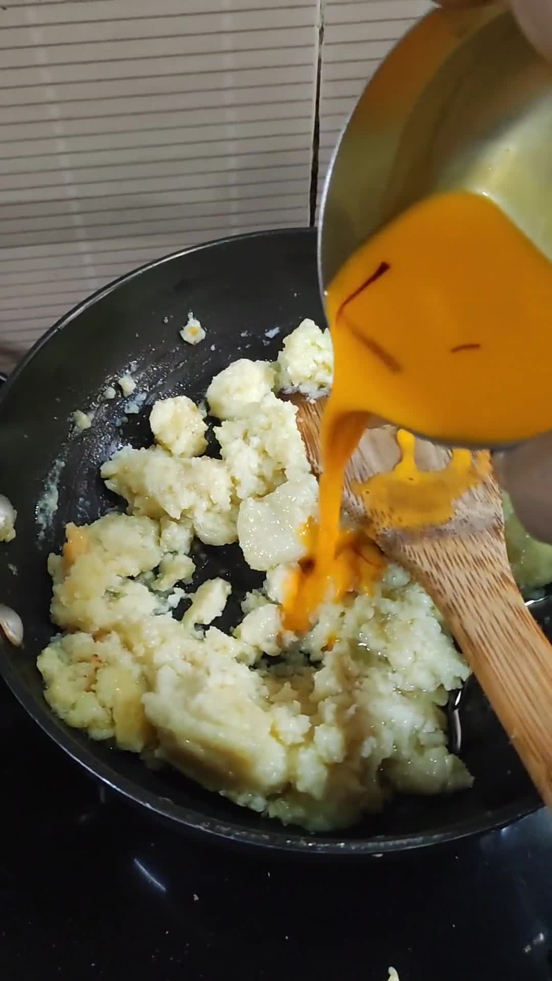 केसर मावा बर्फी(kesar mawa barfi recipe in hindi) रेसिपी चरण 1 फोटो