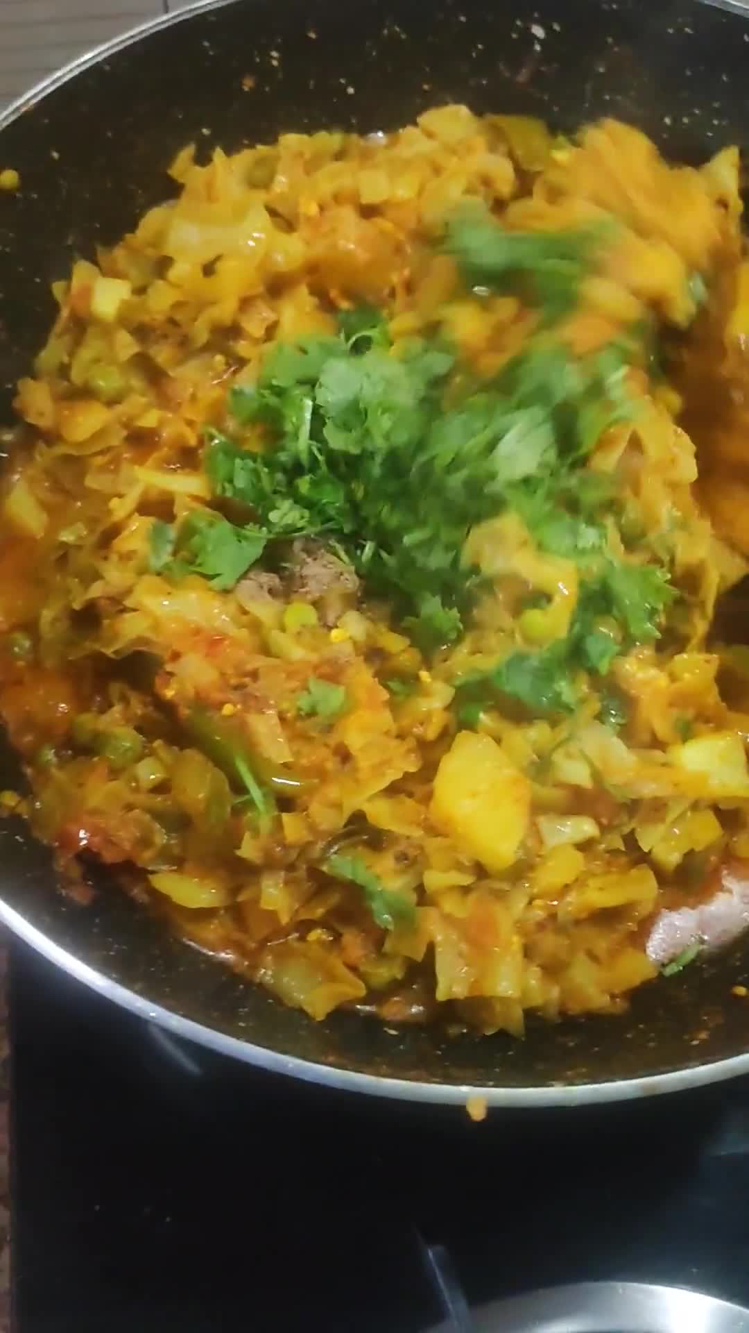 आलू पत्तागोभी (दही बेसन वाली) (Aloo pattagobhi dahi besan wali recipe in Hindi) रेसिपी चरण 8 फोटो