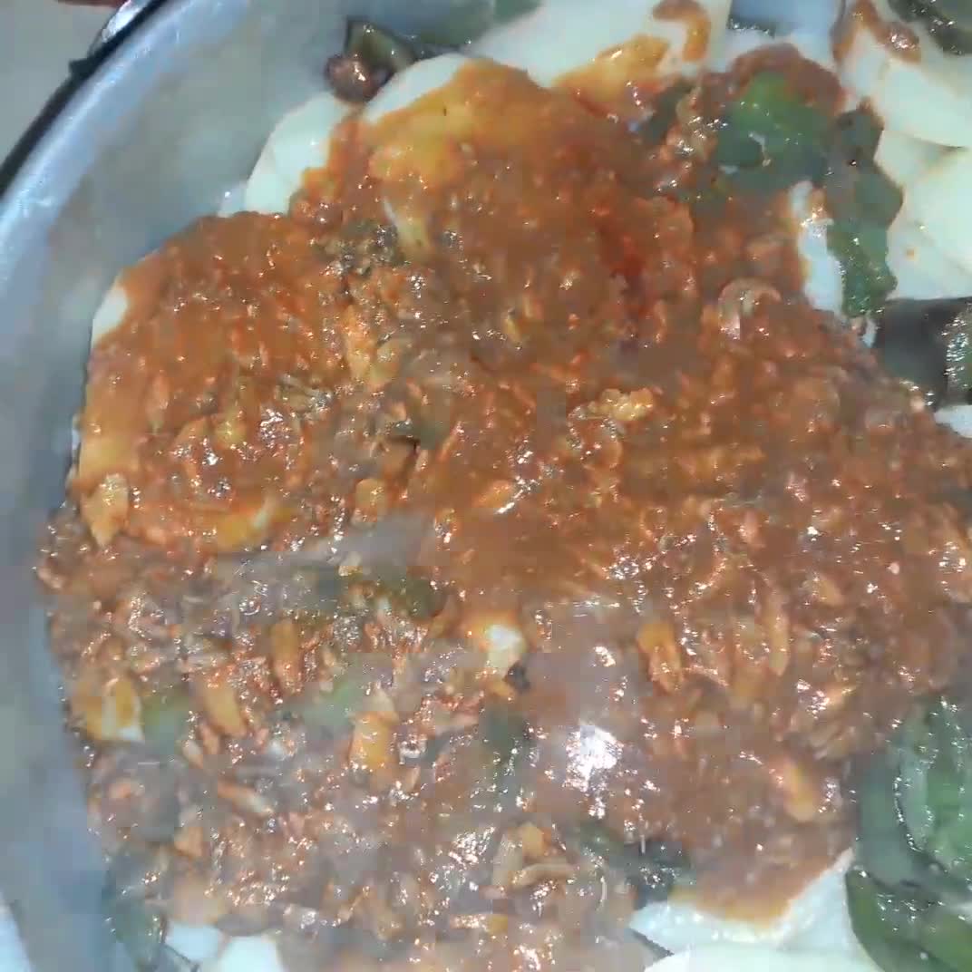 صورة لخطوة 3 من وصفة بطاطا بالتونة🐋 في الفرن🥫🐋🍅