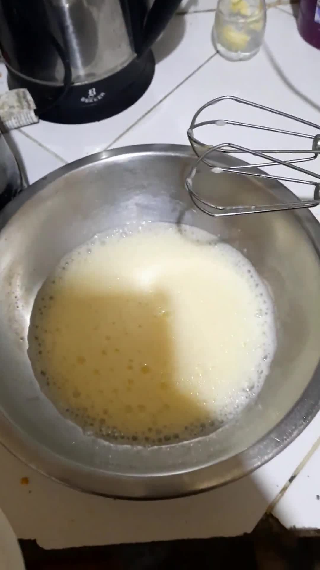 Foto del paso 2 de la receta: Bizcochuelo 3 huevos fácil económico y barato para los mates o tu café 😋👨‍🍳☺️