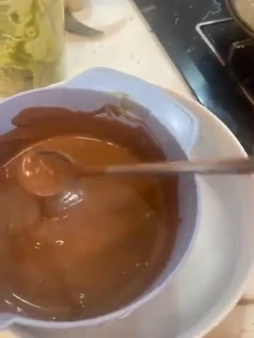 صورة لخطوة 2 من وصفة شكلاته دبي بلفستق الحلبي